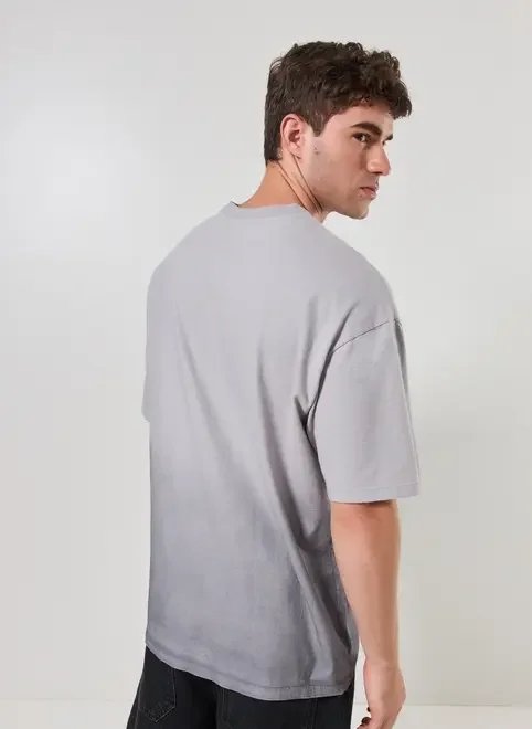 camiseta oversized estonada degradê cinza camiseta oversized estonada degradê cinza