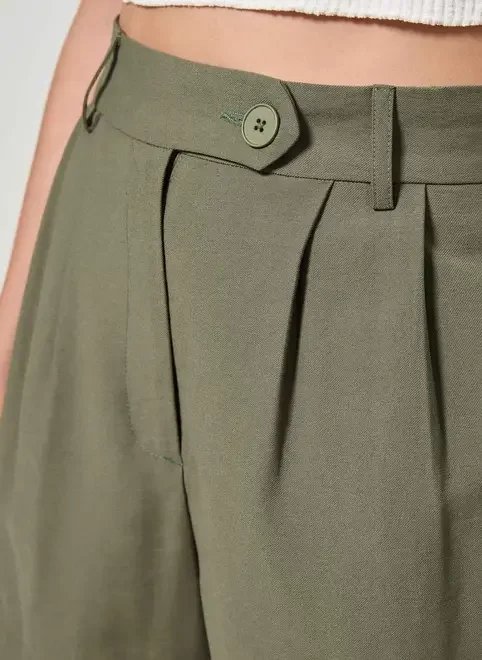 short verde militar cós deslocado short verde militar cós deslocado