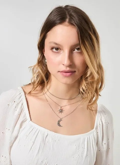 conjunto colares prateados sol e lua conjunto colares prateados sol e lua