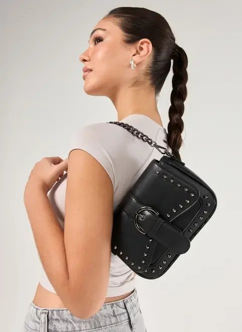 bolsa preta com fivela e tachinhas bolsa preta com fivela e tachinhas