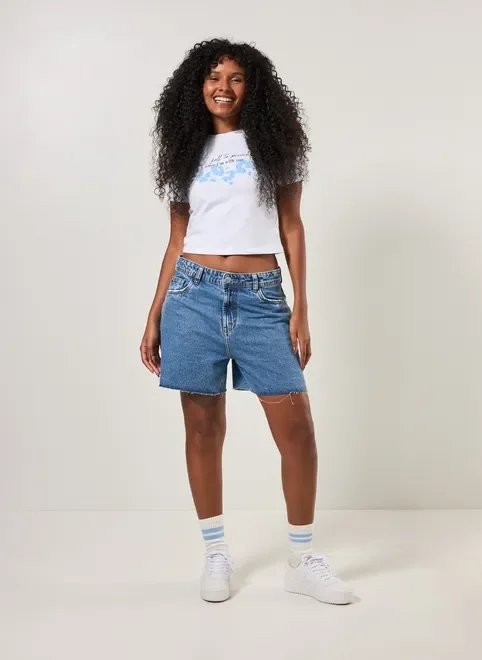 blusa mini tee branca com flores azuis blusa mini tee branca com flores azuis