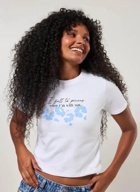 blusa mini tee branca com flores azuis blusa mini tee branca com flores azuis