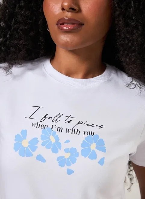 blusa mini tee branca com flores azuis blusa mini tee branca com flores azuis