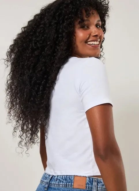 blusa mini tee branca com flores azuis blusa mini tee branca com flores azuis