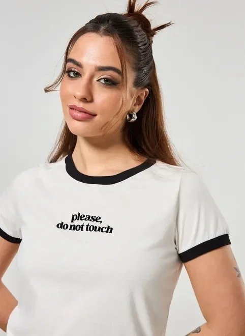 blusa off-white com escrito aveludado blusa off-white com escrito aveludado