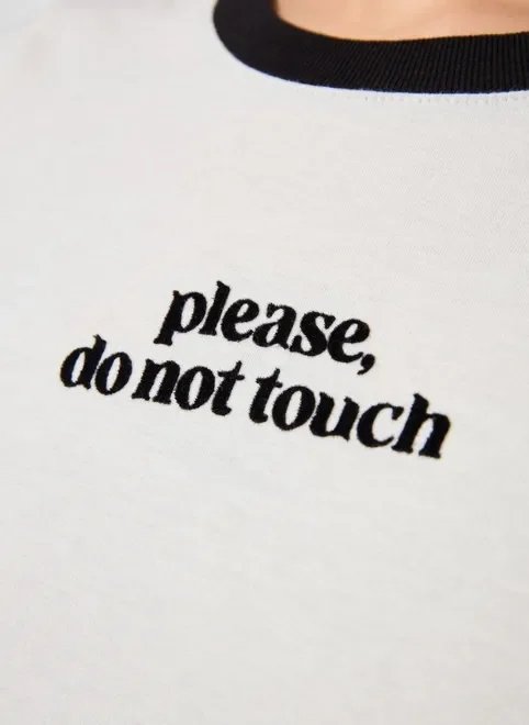 blusa off-white com escrito aveludado blusa off-white com escrito aveludado