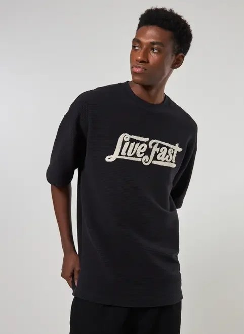 camiseta preta oversized canelada estampa peluciada camiseta preta oversized canelada estampa peluciada