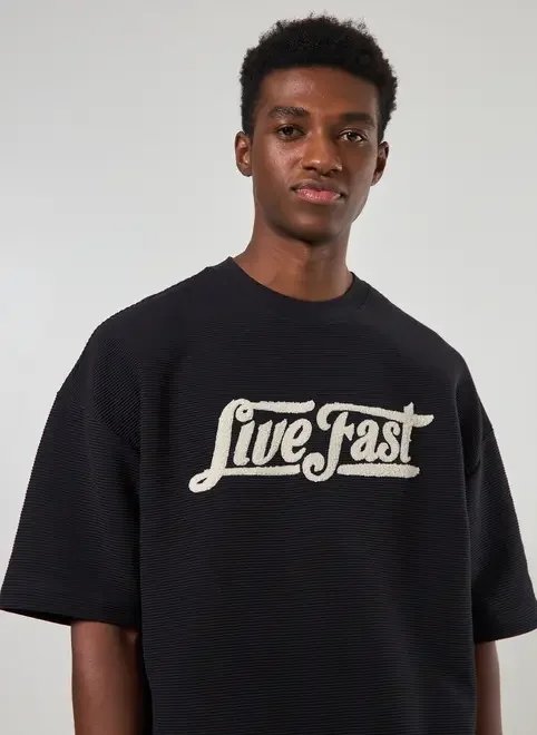 camiseta preta oversized canelada estampa peluciada camiseta preta oversized canelada estampa peluciada