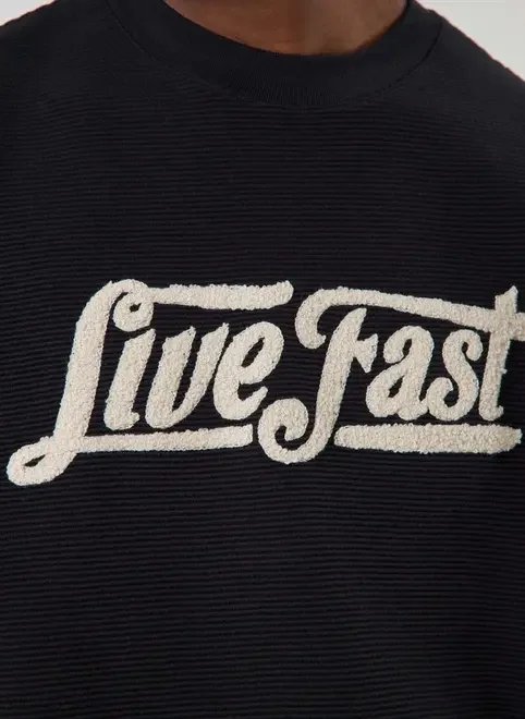 camiseta preta oversized canelada estampa peluciada camiseta preta oversized canelada estampa peluciada