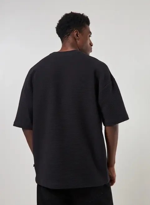 camiseta preta oversized canelada estampa peluciada camiseta preta oversized canelada estampa peluciada