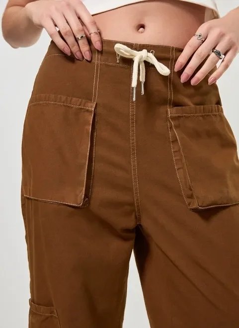 calça cargo em sarja marrom calça cargo em sarja marrom