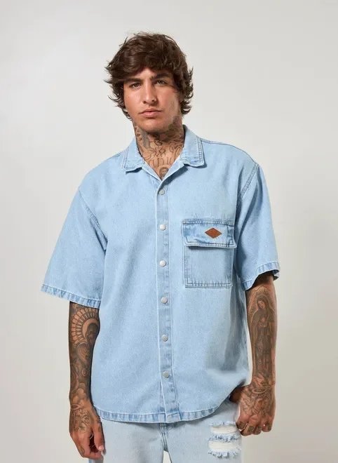 camisa manga curta box em jeans camisa manga curta box em jeans