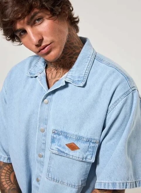 camisa manga curta box em jeans camisa manga curta box em jeans