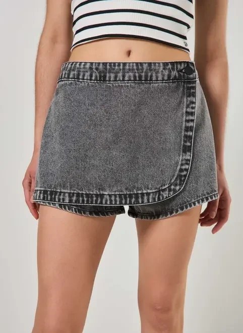 short saia jeans botão deslocado short saia jeans botão deslocado
