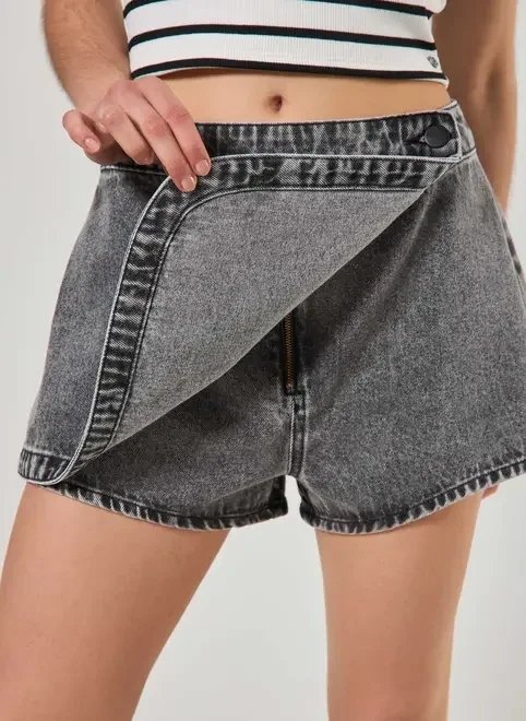 short saia jeans botão deslocado short saia jeans botão deslocado