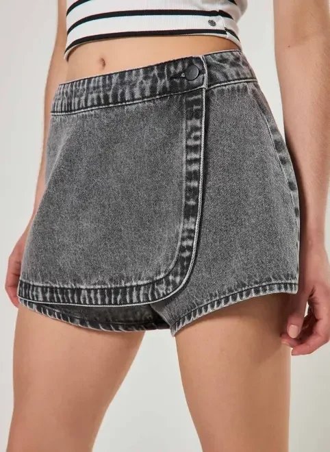short saia jeans botão deslocado short saia jeans botão deslocado