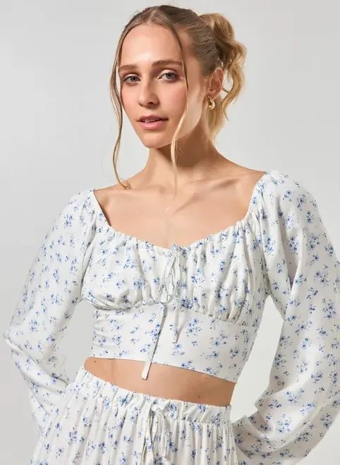 cropped manga longa flores azuis cropped manga longa flores azuis