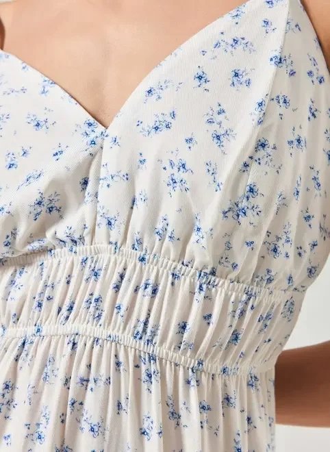 vestido curto com flores azuis vestido curto com flores azuis