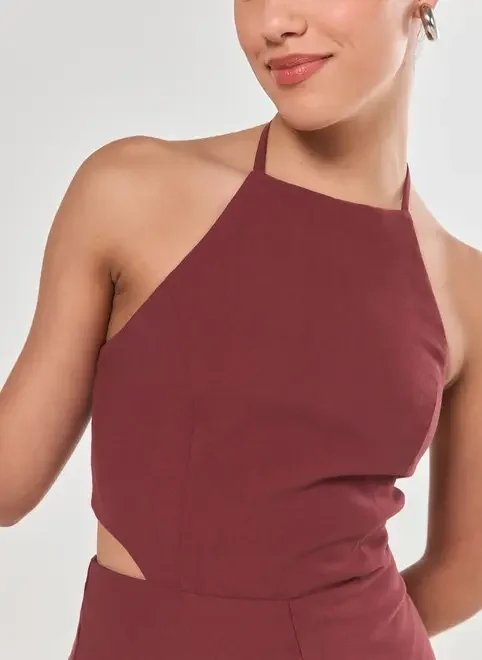 macacão vinho halter e recortes macacão vinho halter e recortes