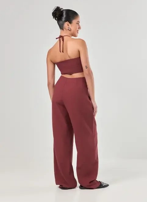 macacão vinho halter e recortes macacão vinho halter e recortes