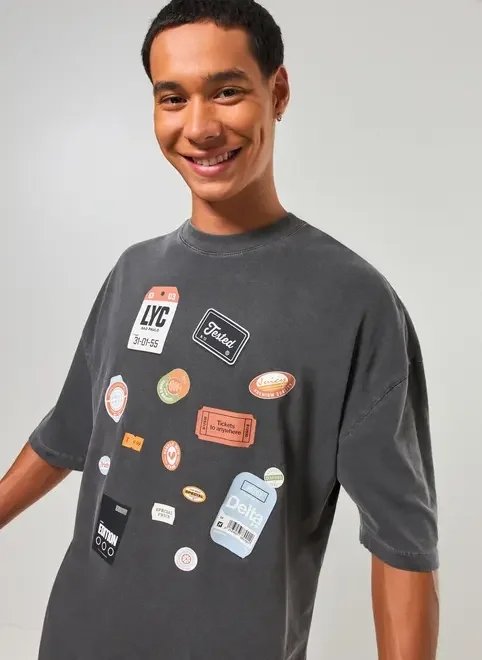 camiseta oversized estonada preta stickers camiseta oversized estonada preta stickers