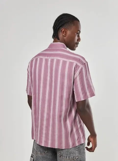 camisa roxa com listras brancas camisa roxa com listras brancas