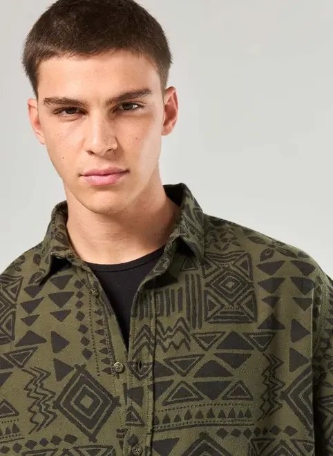 camisa box verde estampa geométrica camisa box verde estampa geométrica