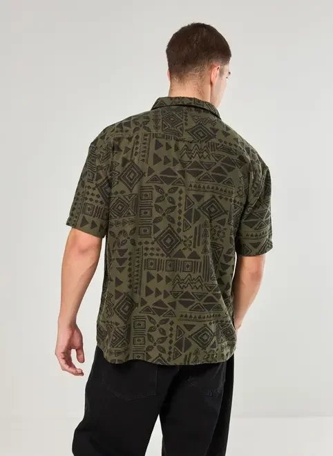 camisa box verde estampa geométrica camisa box verde estampa geométrica