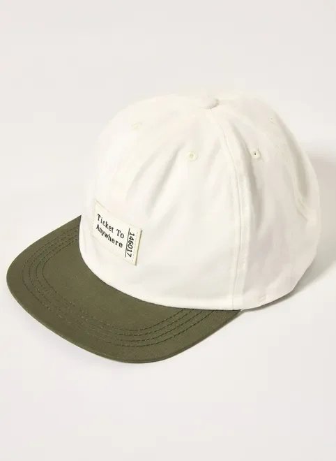 boné aba reta off-white e verde boné aba reta off-white e verde