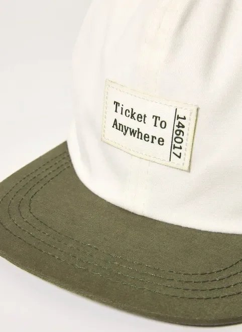 boné aba reta off-white e verde boné aba reta off-white e verde