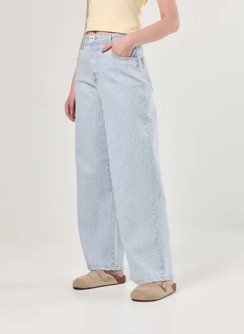 calça sarja wide leg listrada calça sarja wide leg listrada