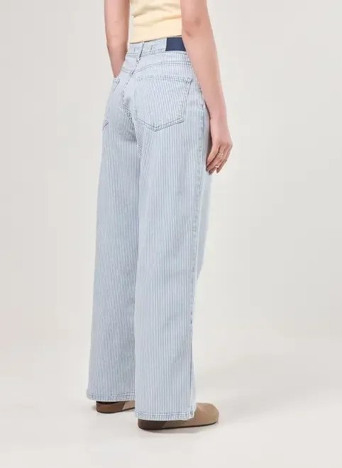calça sarja wide leg listrada calça sarja wide leg listrada
