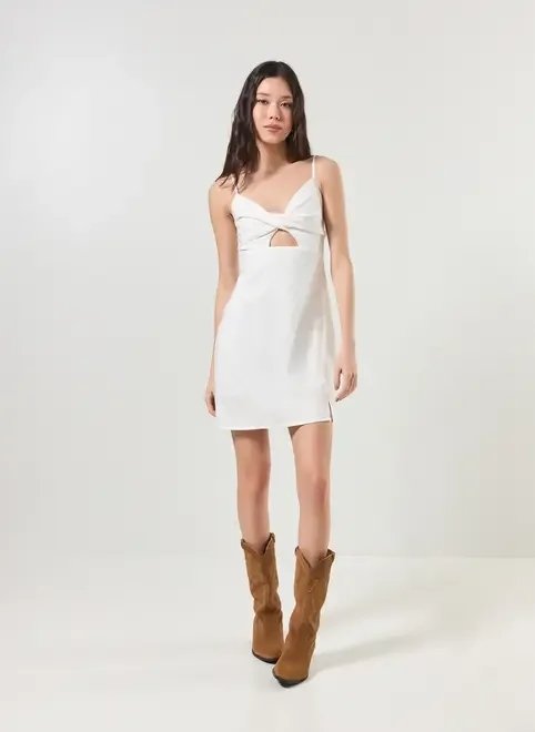 vestido off-white curto linho torção no busto vestido off-white curto linho torção no busto