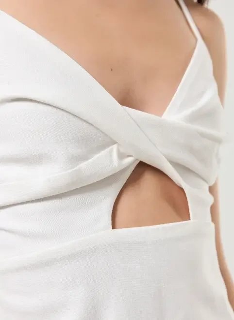 vestido off-white curto linho torção no busto vestido off-white curto linho torção no busto