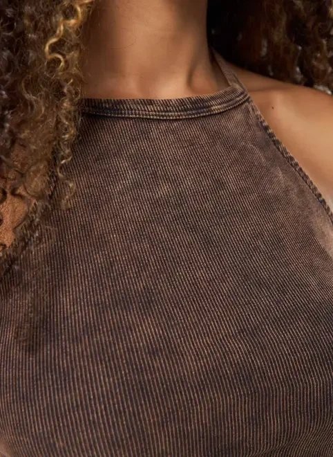 regata cropped canelada em preto estonado regata cropped canelada em preto estonado