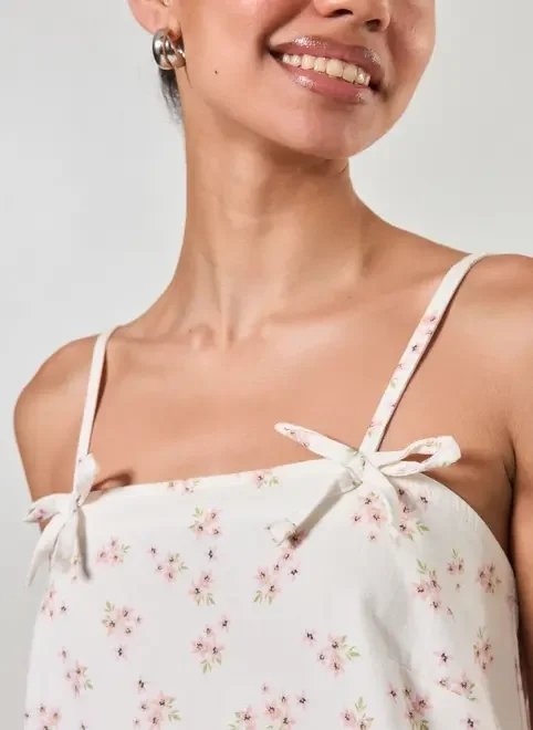 vestido sarja off-white com florzinhas vestido sarja off-white com florzinhas