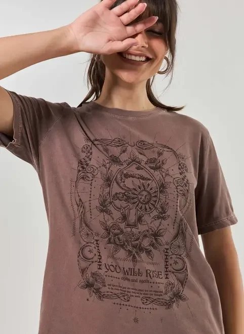 camiseta marrom estonada estampa mística camiseta marrom estonada estampa mística