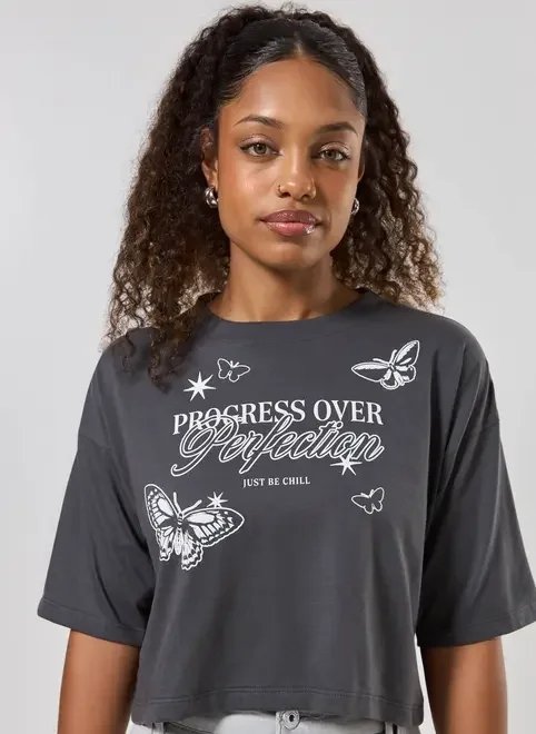 camiseta cropped cinza perfection camiseta cropped cinza perfection