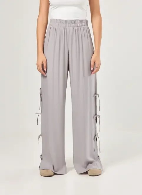 calça em viscose cinza com lacinhos calça em viscose cinza com lacinhos