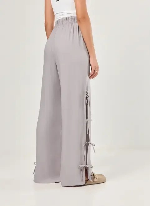 calça em viscose cinza com lacinhos calça em viscose cinza com lacinhos