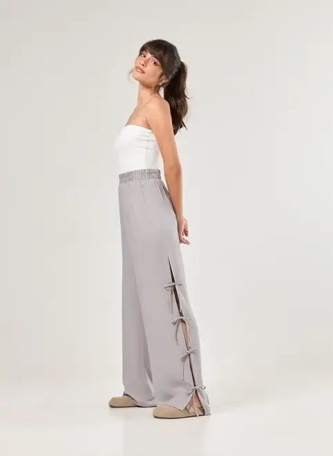 calça em viscose cinza com lacinhos calça em viscose cinza com lacinhos