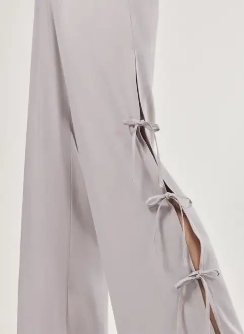calça em viscose cinza com lacinhos calça em viscose cinza com lacinhos