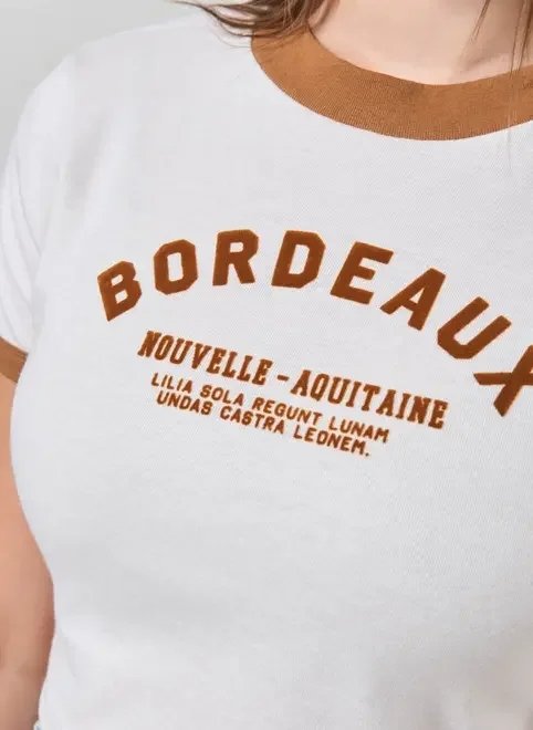 blusa cropped off-white com caramelo blusa cropped off-white com caramelo