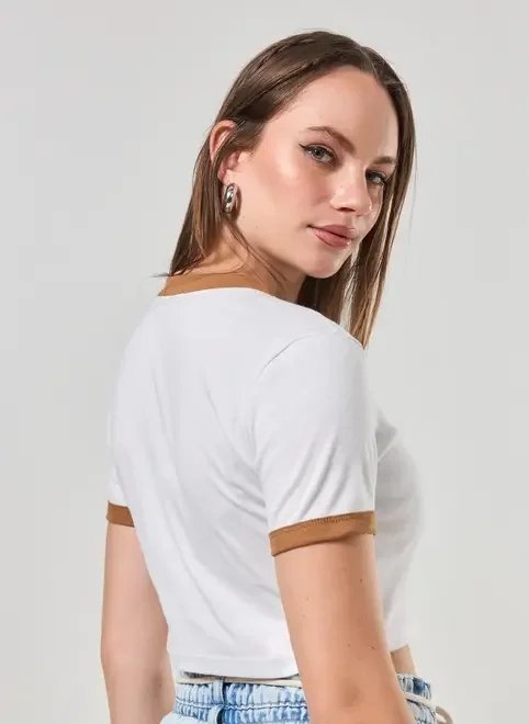 blusa cropped off-white com caramelo blusa cropped off-white com caramelo