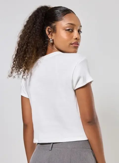 cropped off-white costuras contrastantes cropped off-white costuras contrastantes