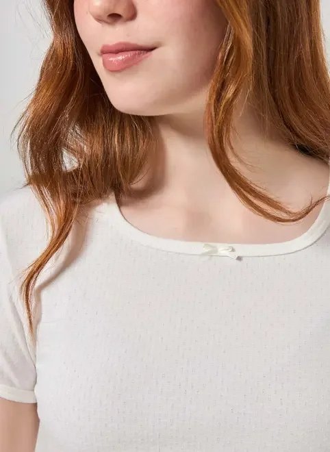 blusa off-white texturizada com lacinho blusa off-white texturizada com lacinho