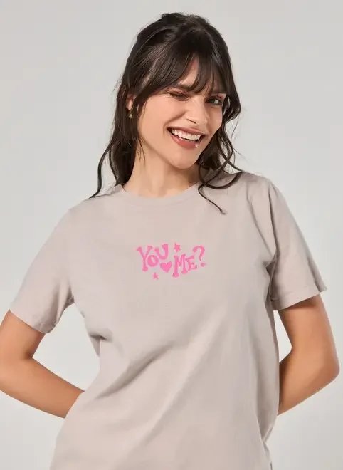 camiseta areia com escrito rosa camiseta areia com escrito rosa