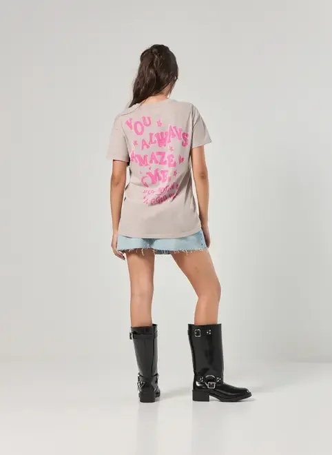 camiseta areia com escrito rosa camiseta areia com escrito rosa
