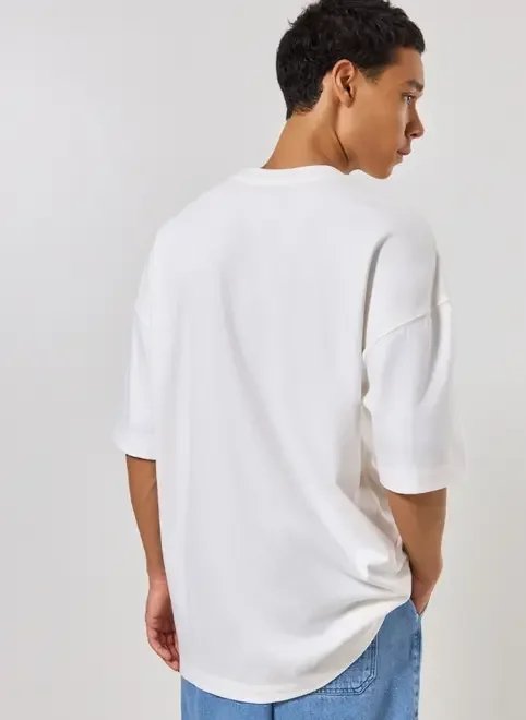 camiseta oversized malhão off-white com escrito camiseta oversized malhão off-white com escrito