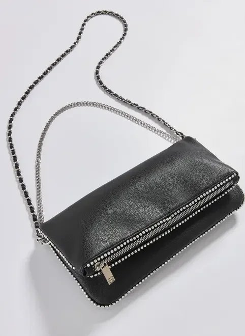 bolsa preta poliuretano tachinhas e correntes prateadas bolsa preta poliuretano tachinhas e correntes prateadas